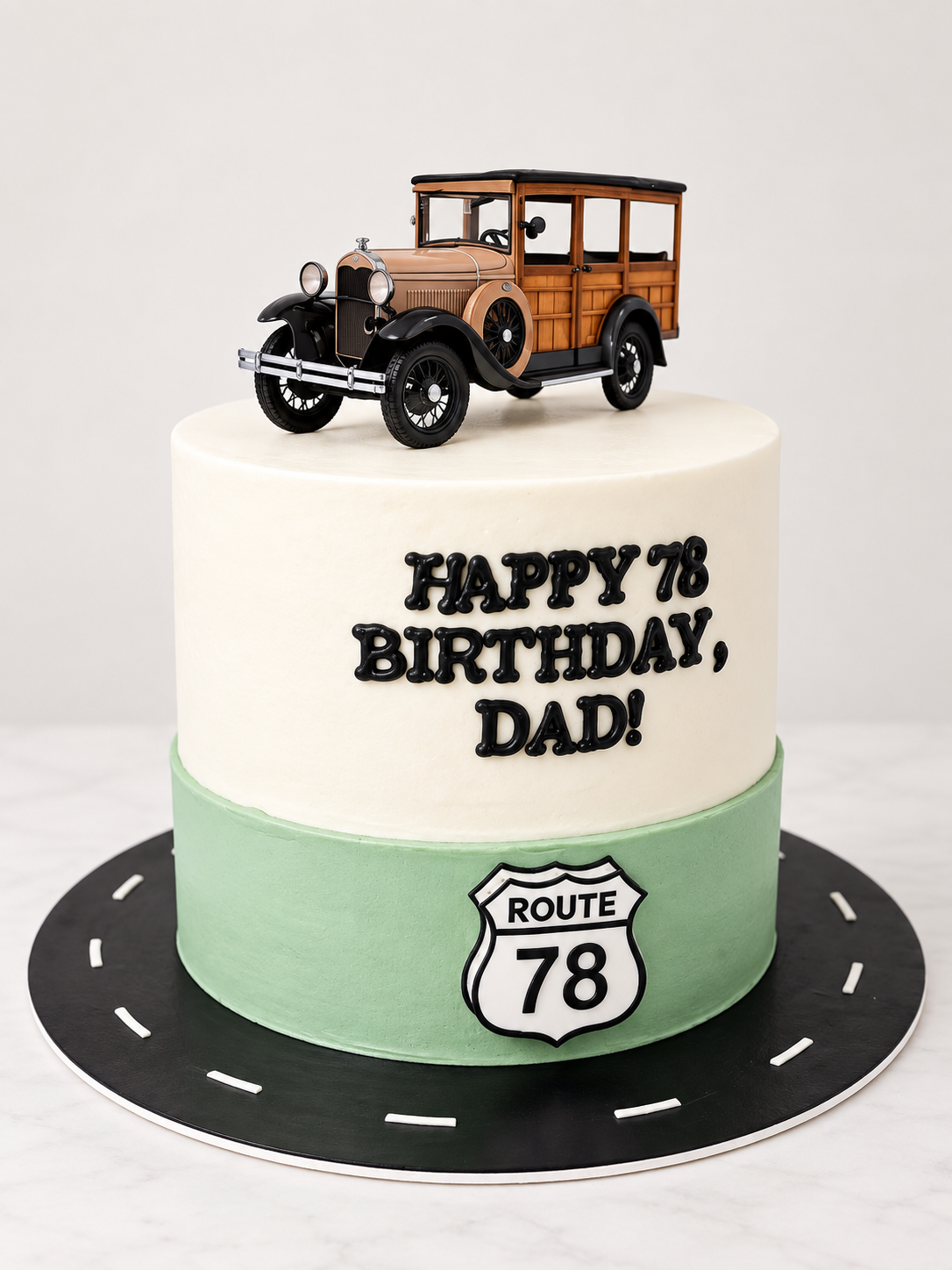 Pastel de dos pisos verde y blanco con coche clásico de topper y mensaje Happy 78 Birthday Dad