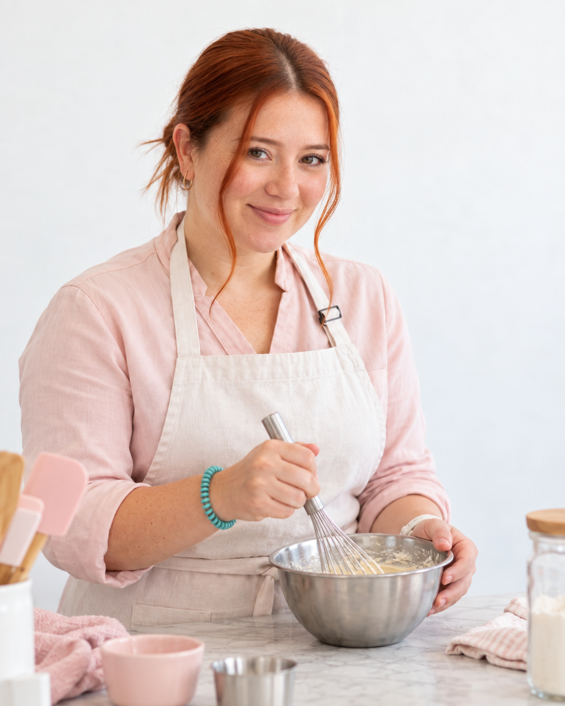 Ángela batiendo una mezcla en su cocina