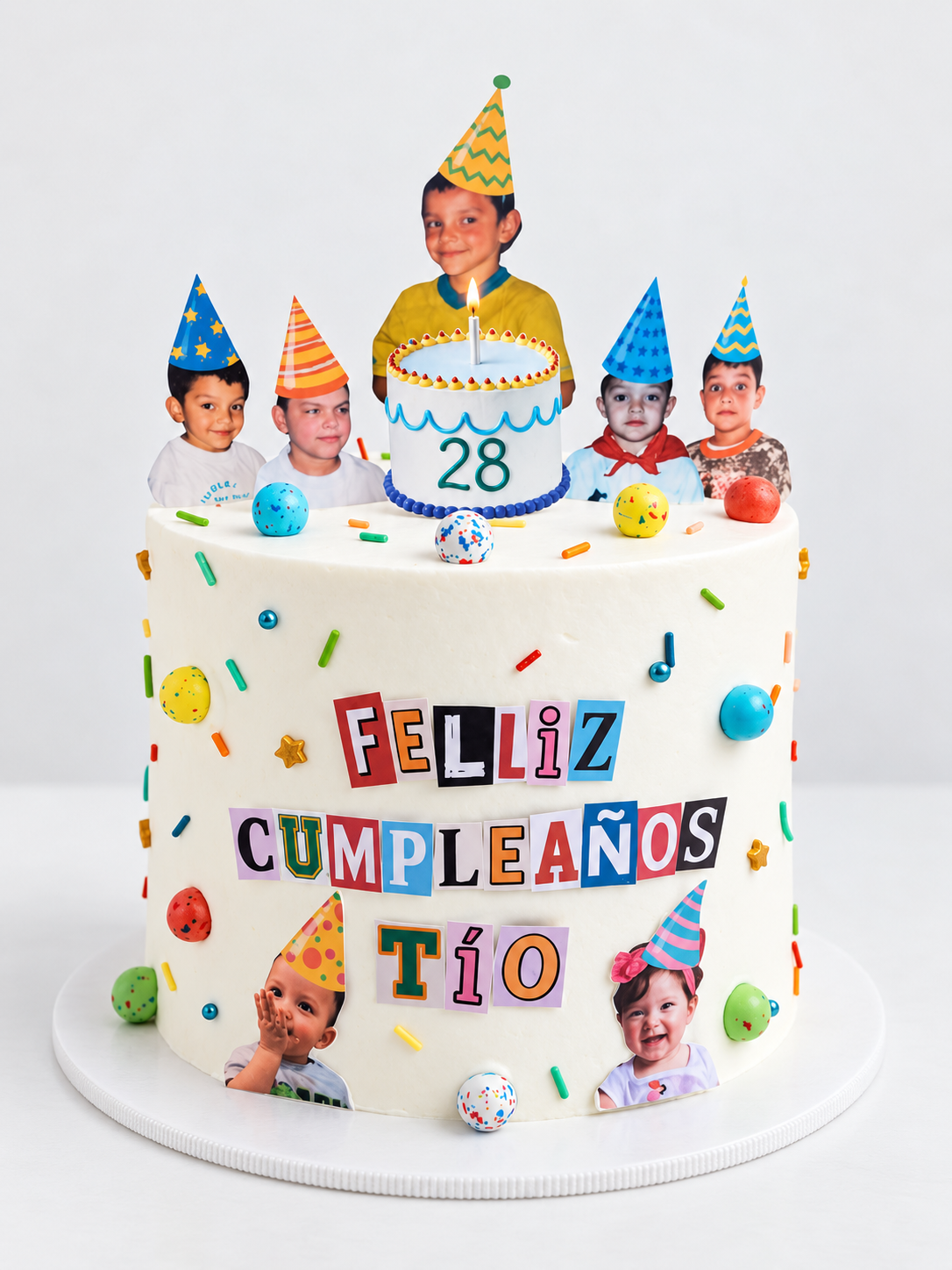 Pastel blanco con fotos de los sobrinos y el mensaje Feliz cumpleaños tío con mini pastel del número 28